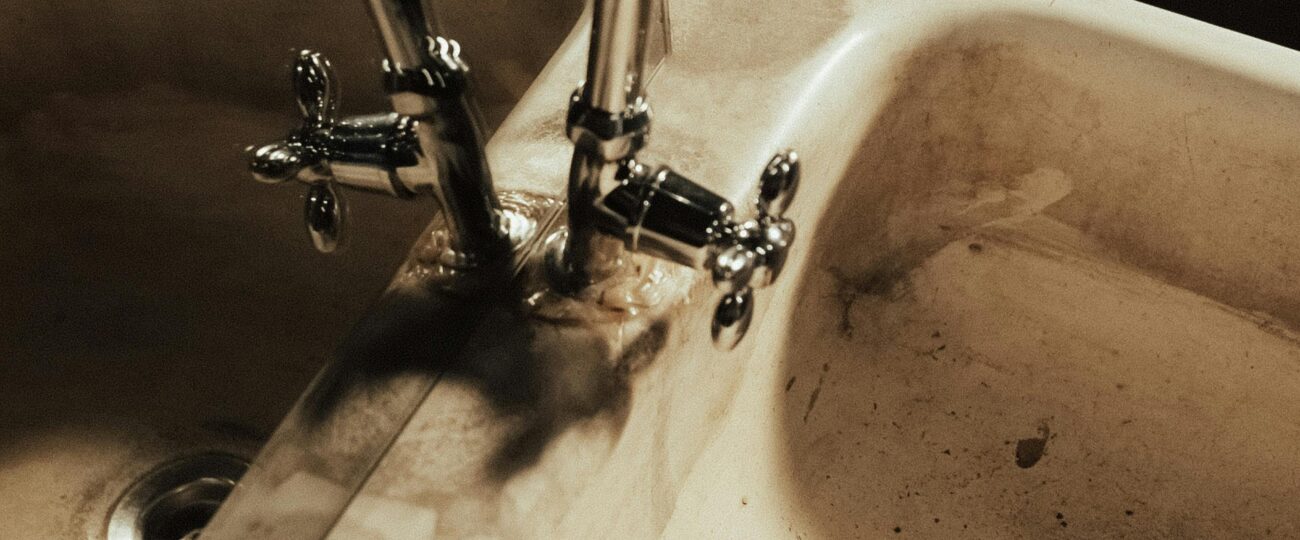 Řešení přetrvávajícího zápachu z kanalizace v domácnosti: Praktický průvodce pro domy a byty