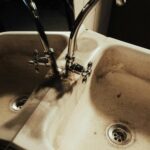 Řešení přetrvávajícího zápachu z kanalizace v domácnosti: Praktický průvodce pro domy a byty