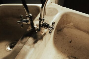 Řešení přetrvávajícího zápachu z kanalizace v domácnosti: Praktický průvodce pro domy a byty