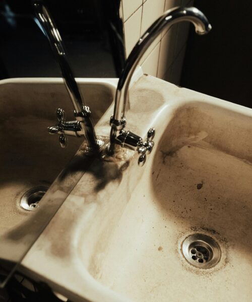 Řešení přetrvávajícího zápachu z kanalizace v domácnosti: Praktický průvodce pro domy a byty