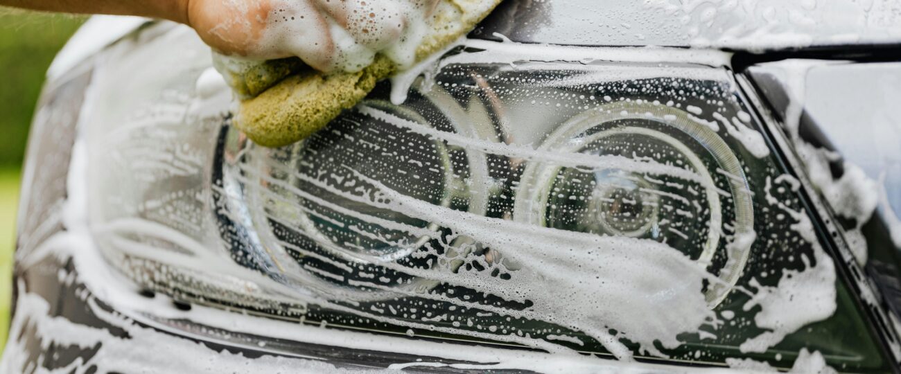 Můžete si umýt auto doma? Ne vždy – a může vás to přijít draho