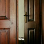 Vaše vstupní dveře jsou důležitější, než si myslíte: jde o teplo i bezpečnost