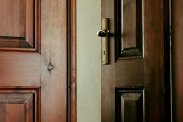 Vaše vstupní dveře jsou důležitější, než si myslíte: jde o teplo i bezpečnost