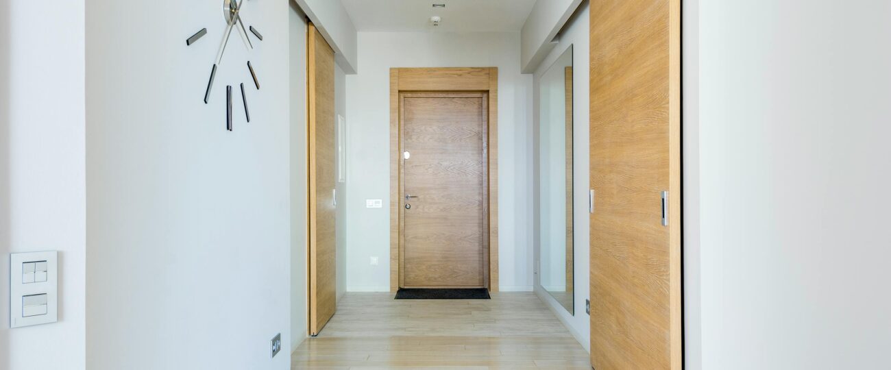 Dveře od podlahy ke stropu: 3 chytré způsoby, jak vytvořit prostornější a elegantnější interiér