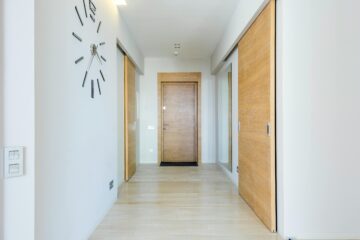 Dveře od podlahy ke stropu: 3 chytré způsoby, jak vytvořit prostornější a elegantnější interiér