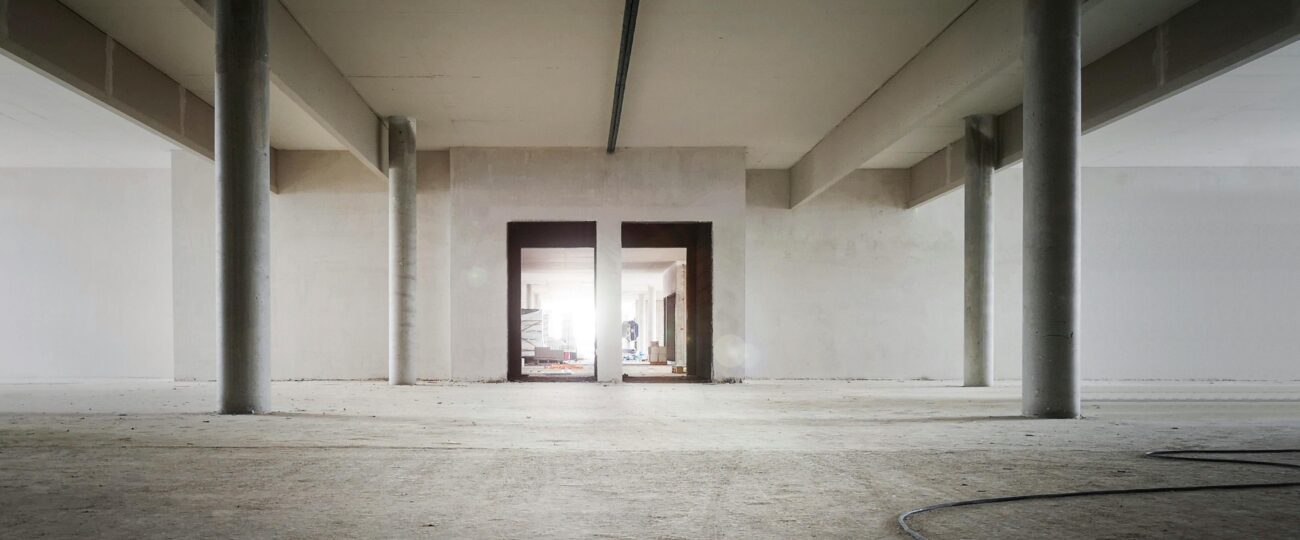 Betonové vs. anhydritové podlahy: Kdy je beton lepší volbou?