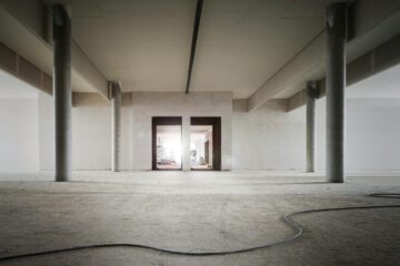 Betonové vs. anhydritové podlahy: Kdy je beton lepší volbou?