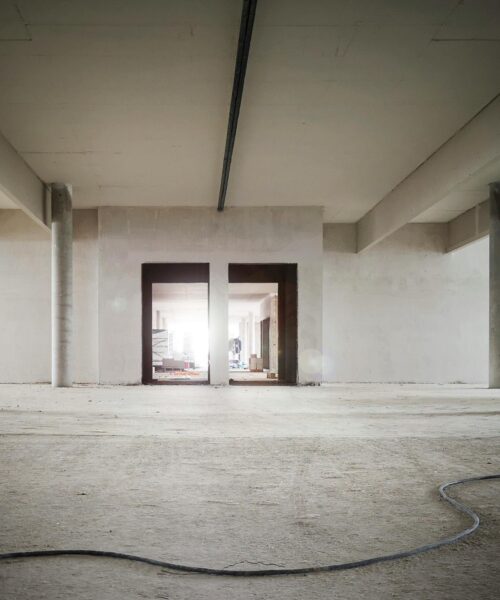 Betonové vs. anhydritové podlahy: Kdy je beton lepší volbou?